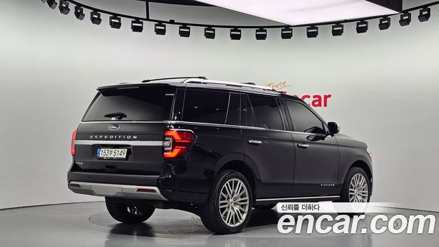 Ford Expedition Platinum 4WD 7Seater - фото 1