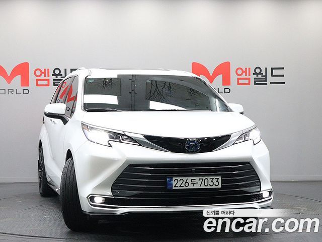 Toyota Sienna 4-го поколения 2.5 Hybrid 2WD - фото 1