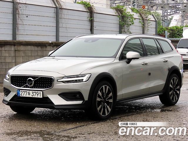 Volvo V60 2-го поколения B5 Pro AWD - фото 1