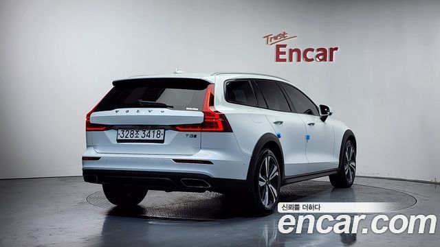 Volvo V60 2-го поколения T5 Pro AWD - фото 1