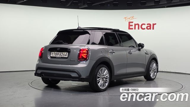Mini Cooper 5-Door Classic Plus 3rd - фото 1