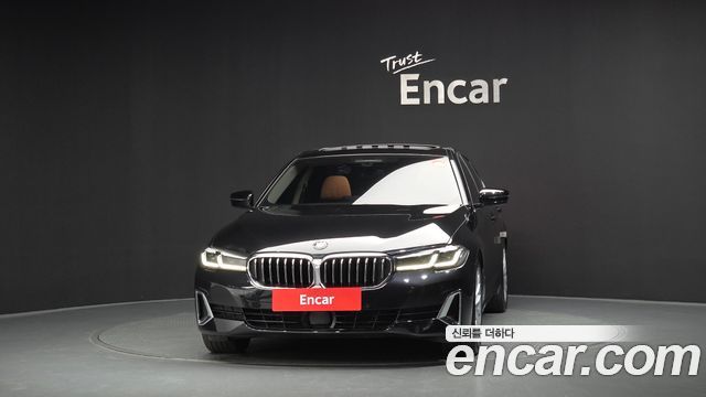 BMW 5-Series G30 520i Luxury - фото 2