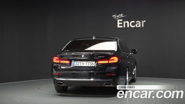 BMW 5-Series G30 520i Luxury - фото 3