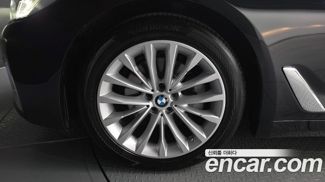 BMW 5-Series G30 520i Luxury - фото 4