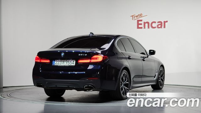 BMW 5-Series G30 530e M Sport - фото 1