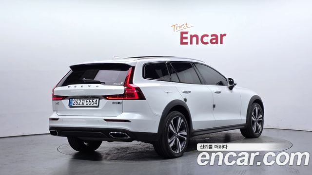 Volvo V60 2-го поколения B5 Pro AWD - фото 1