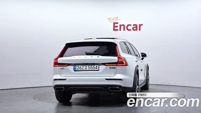 Volvo V60 2-го поколения B5 Pro AWD - фото 3