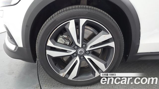 Volvo V60 2-го поколения B5 Pro AWD - фото 4