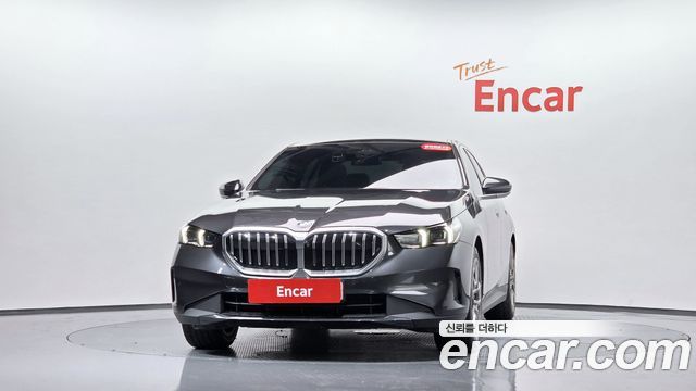 BMW 5-Series G60 520i - фото 1