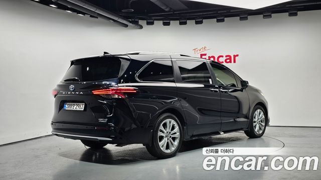 Toyota Sienna 4-го поколения 2.5 Hybrid 2WD - фото 1