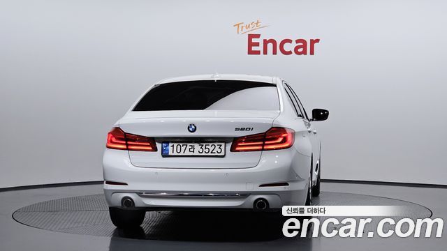 BMW 5-Series G30 520i Luxury - фото 3