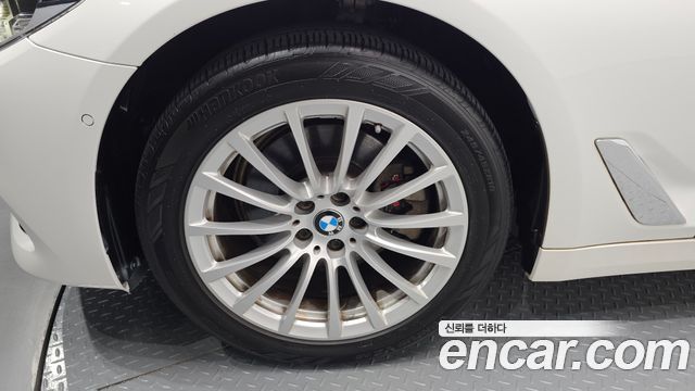 BMW 5-Series G30 520i Luxury - фото 4