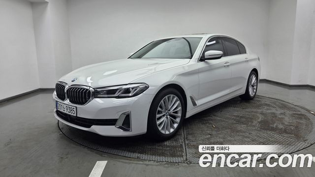 BMW 5-Series G30 520i Luxury - фото 0