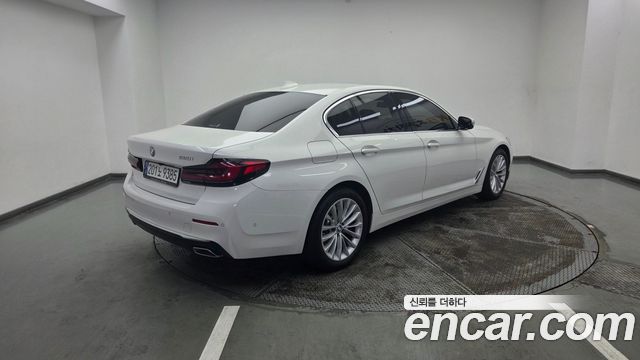 BMW 5-Series G30 520i Luxury - фото 1