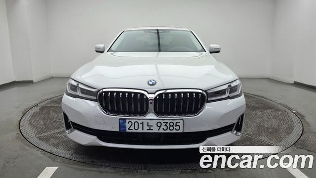 BMW 5-Series G30 520i Luxury - фото 2