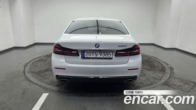 BMW 5-Series G30 520i Luxury - фото 3
