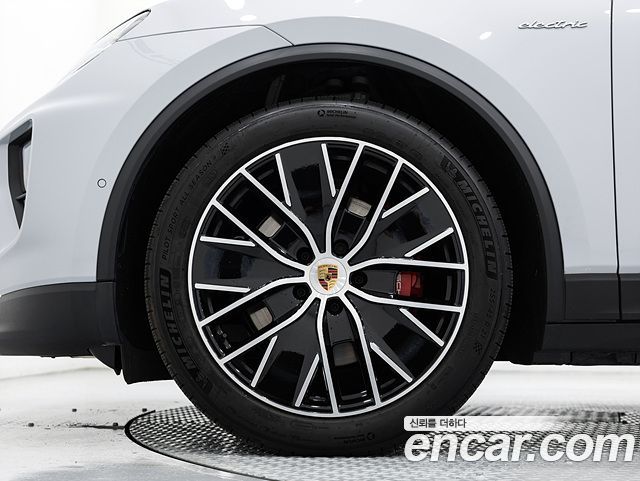 Porsche Macan EV 4S - фото 4