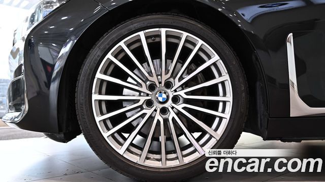 BMW 7-Series G11 740Li xDrive Design Pure Excellence - фото 4