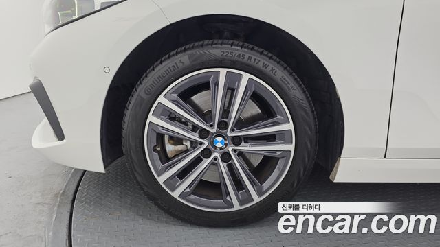 BMW 1-Series F40 120i Advantage - фото 4