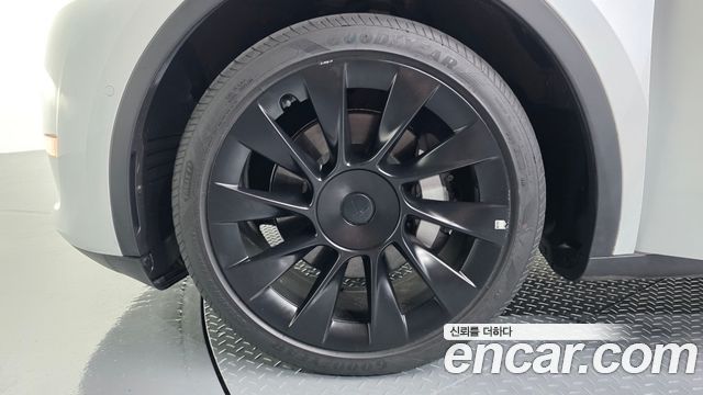 Tesla Model Y Long Range AWD - фото 4