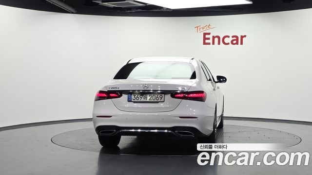 Mercedes-Benz E-Class W213 E220d 4MATIC AMG Line - фото 3