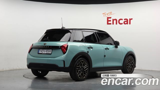 Mini Cooper 4-го поколения 5 Door Favoured - фото 1