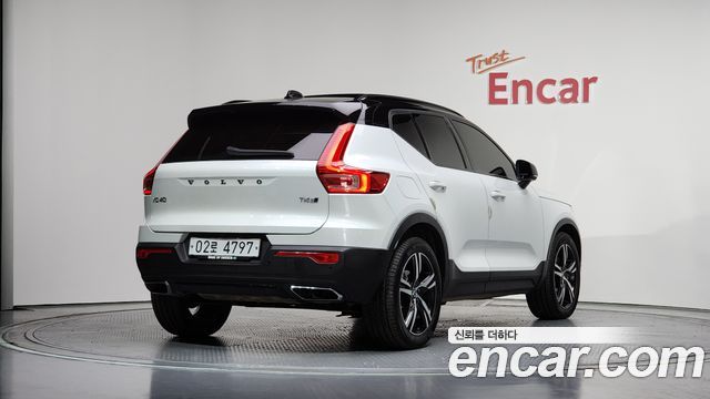 Volvo XC40 T4 R-Design - фото 1