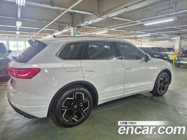 Volkswagen Touareg 3-го поколения 3.0 TDI Prestige - фото 3