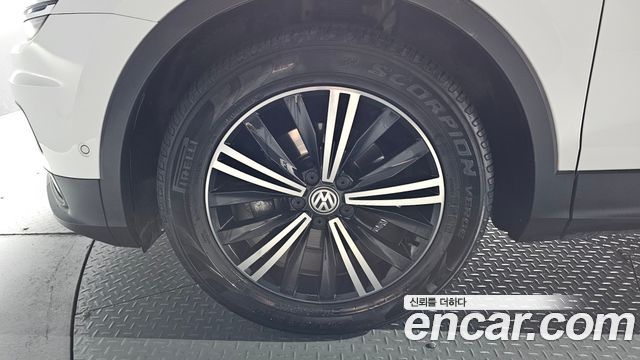 Volkswagen Tiguan 2-го поколения 2.0 TDI Prestige - фото 4