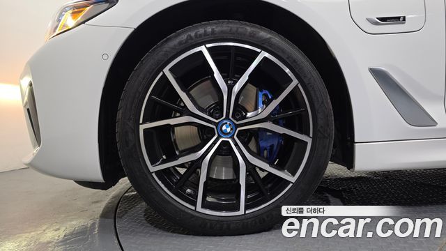 BMW 5-Series G30 530e M Sport - фото 4
