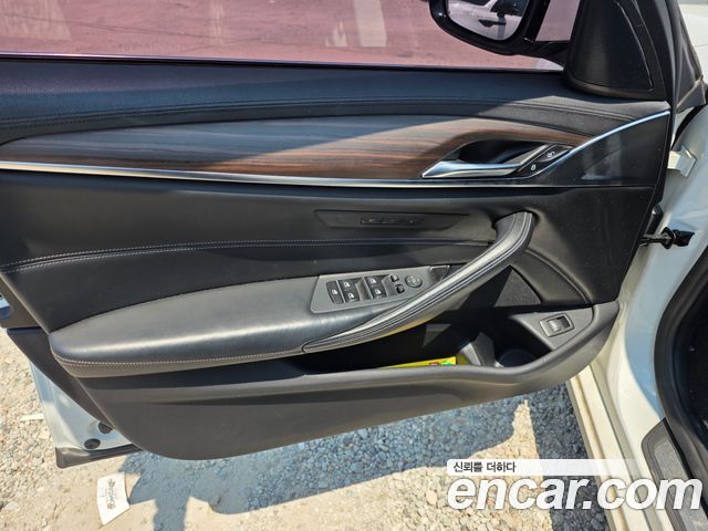 BMW 5-Series G30 520d Luxury Plus - фото 3