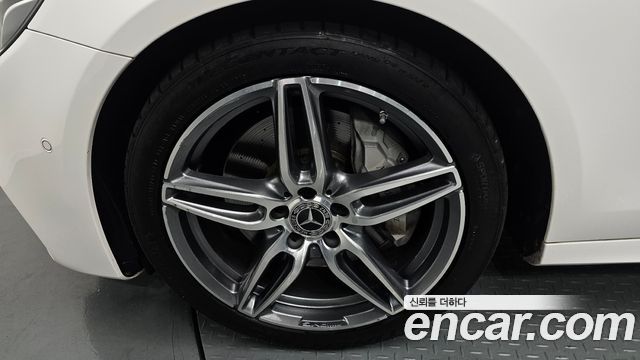 Mercedes-Benz E-Class W213 E300 AMG Line - фото 4