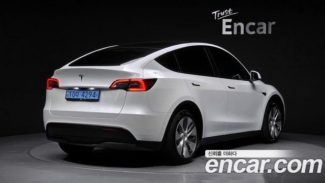 Tesla Model Y RWD - фото 1