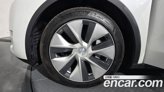 Tesla Model Y Long Range AWD - фото 4
