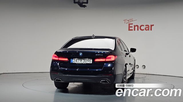 BMW 5-Series G30 530e M Sport - фото 2