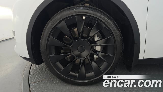 Tesla Model Y RWD - фото 4