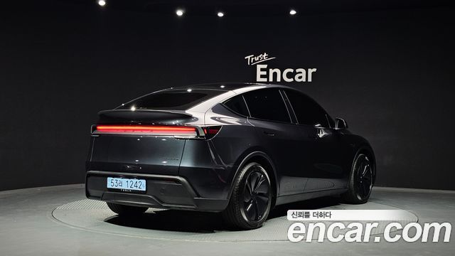 Tesla Model Y RWD - фото 1