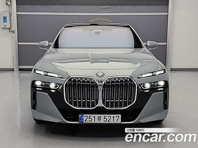 BMW 7-Series G70 750e xDrive M Sport - фото 1