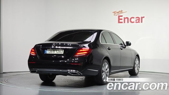 Mercedes-Benz E-Class W213 E220d Exclusive - фото 1