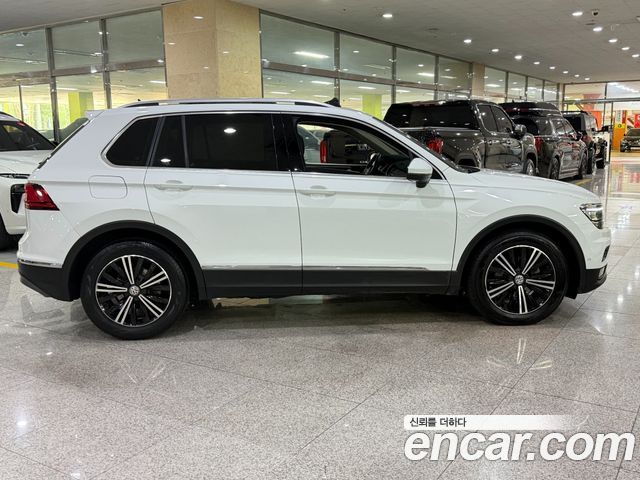 Volkswagen Tiguan 2-го поколения 2.0 TDI Prestige - фото 4