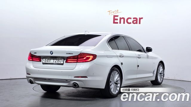 BMW 5-Series G30 530i xDrive Luxury Plus - фото 1