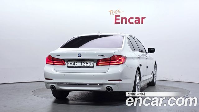 BMW 5-Series G30 530i xDrive Luxury Plus - фото 3