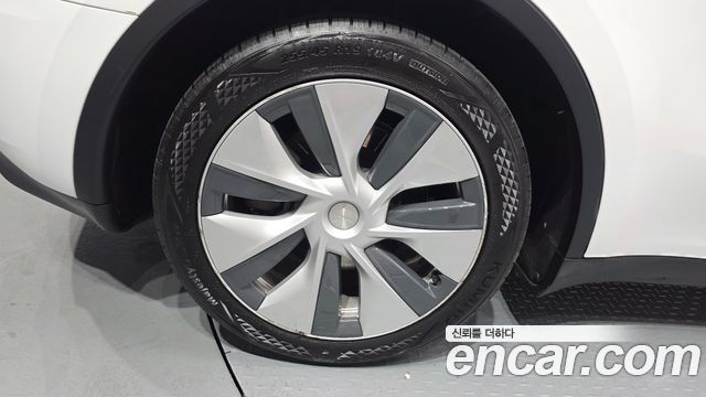 Tesla Model Y RWD - фото 4