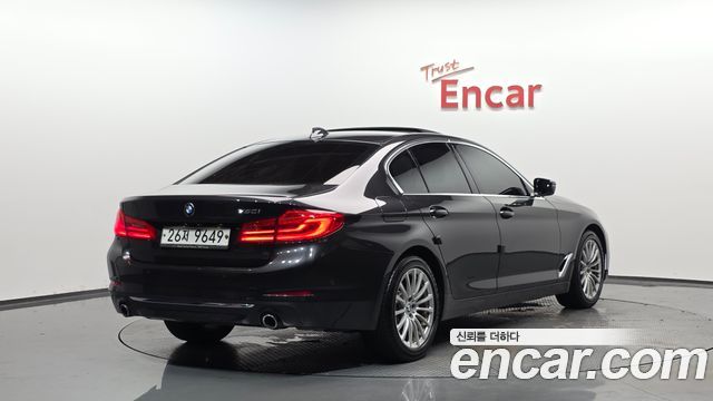 BMW 5-Series G30 520i Luxury - фото 0
