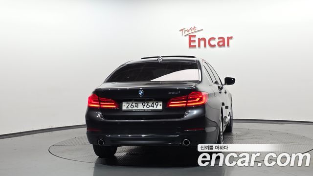 BMW 5-Series G30 520i Luxury - фото 2