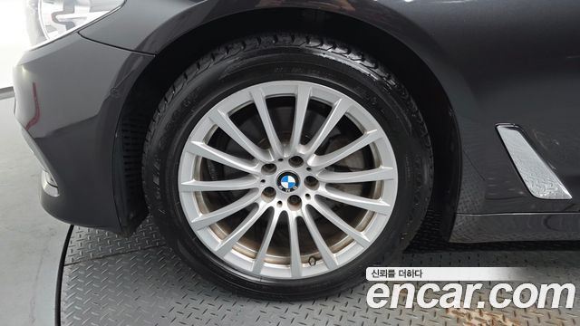 BMW 5-Series G30 520i Luxury - фото 3