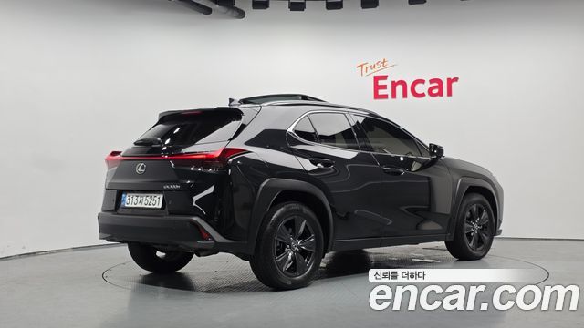 Lexus UX 2.0 2WD - фото 1