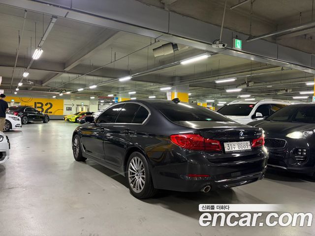 BMW 5-Series G30 520i Luxury - фото 2