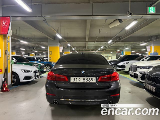 BMW 5-Series G30 520i Luxury - фото 3