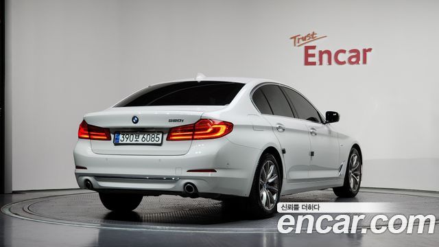 BMW 5-Series G30 520i Luxury - фото 1